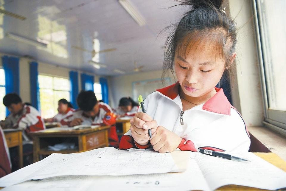 腦癱女孩何緒莉艱難求學路