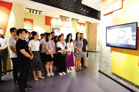 實地觀摩學(xué)習(xí) 接受本色教育