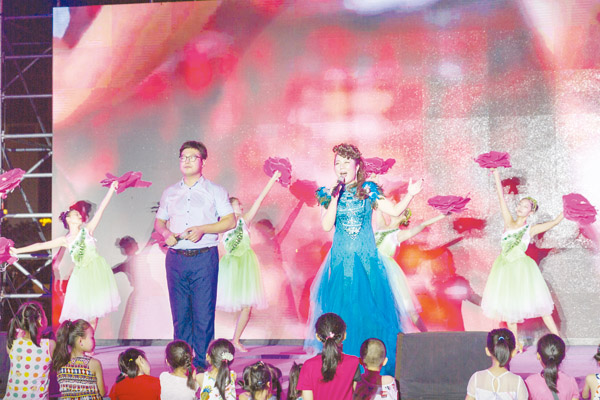 “喜迎十九大·唱響新日照”日照市藝術(shù)劇院專場文藝演出在市人民廣場舉行