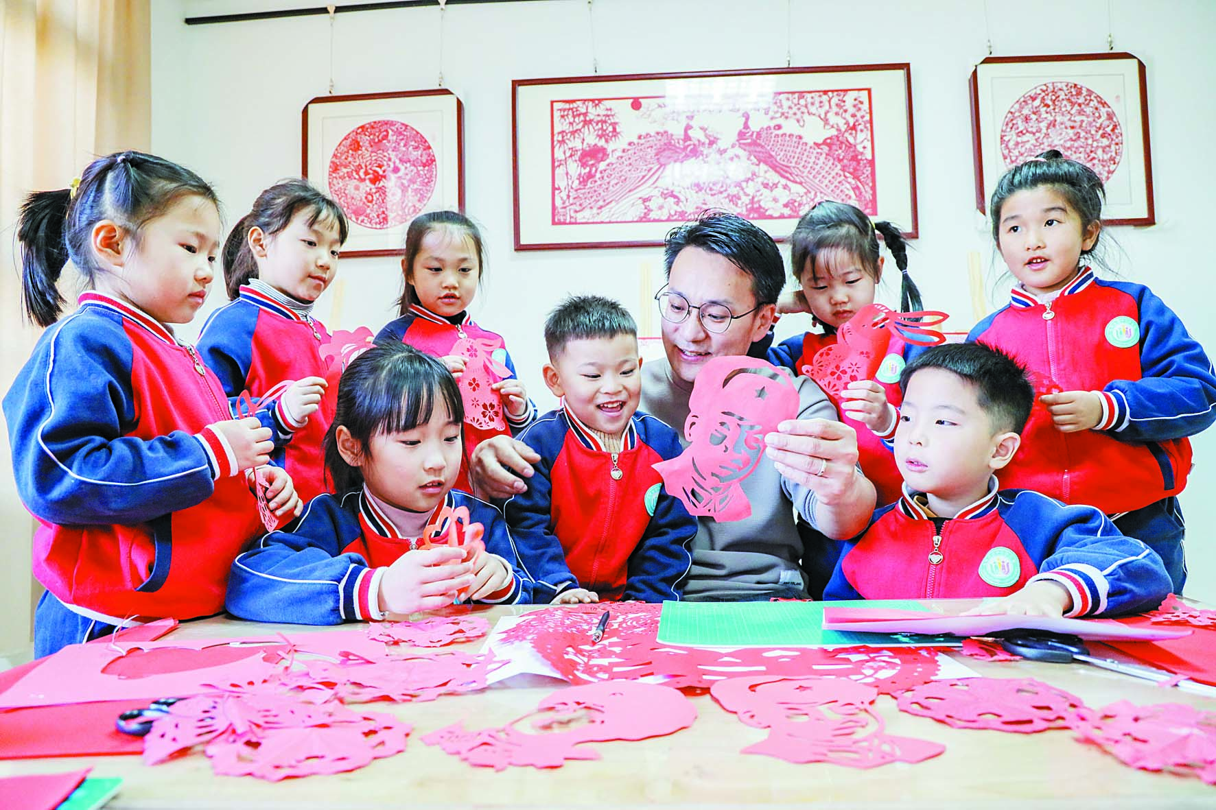 傳承剪紙藝術 鐫刻雷鋒精神