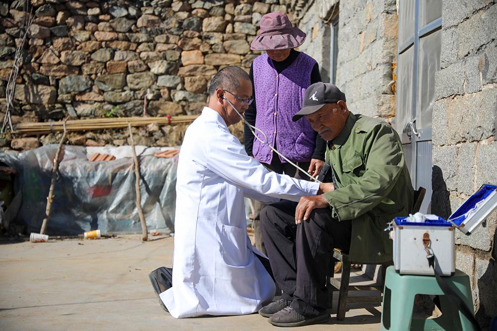 “跪地行醫”13年  守護山村鄉親健康